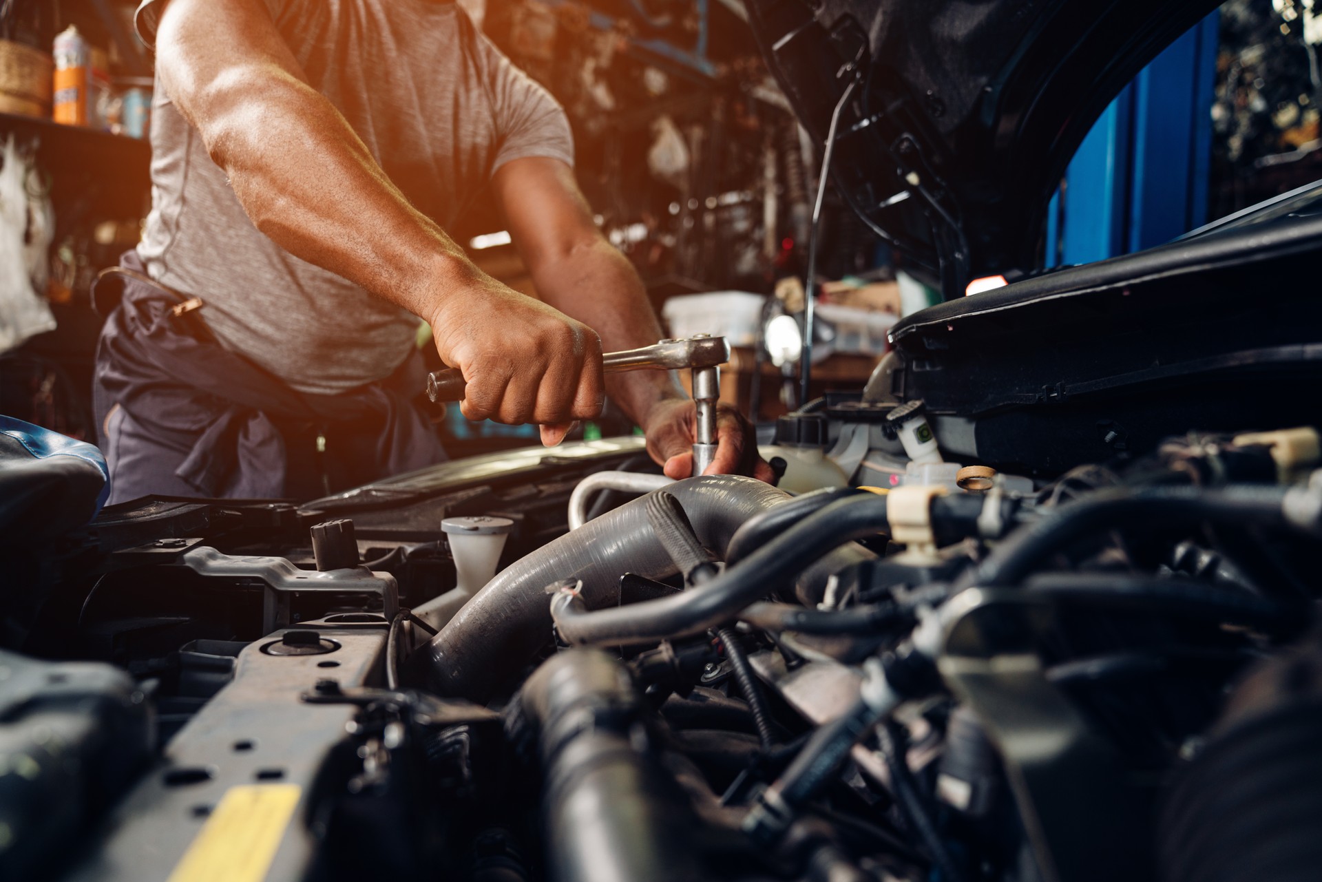 Les mécaniciens automobiles sont la réparation et l’entretien du moteur automobile est des problèmes à l’atelier de réparation automobile.