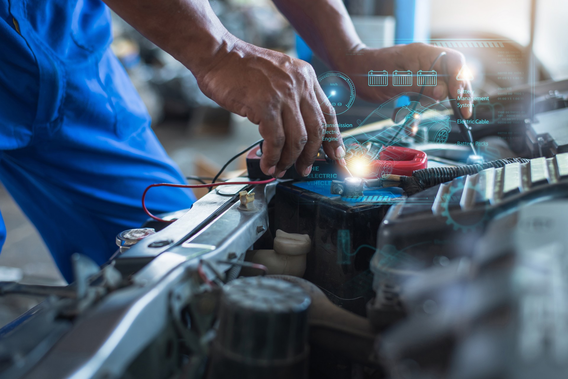 Mécanicien travaillant sur la batterie d’un véhicule électrique